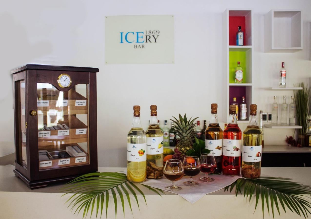 Crystals Beach Resort Belle Mare, A Member Of Radisson Individuals Palmar Exteriör bild