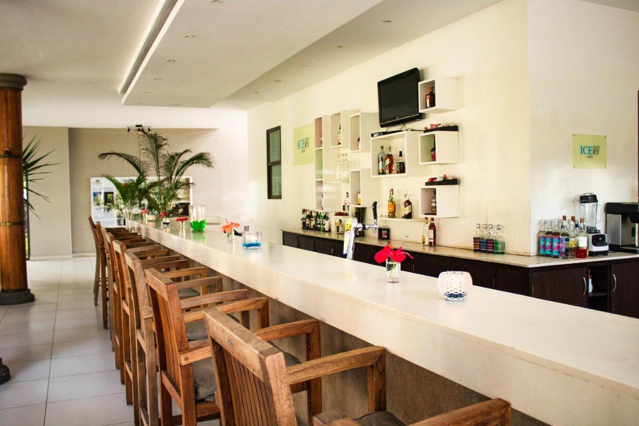 Crystals Beach Resort Belle Mare, A Member Of Radisson Individuals Palmar Exteriör bild